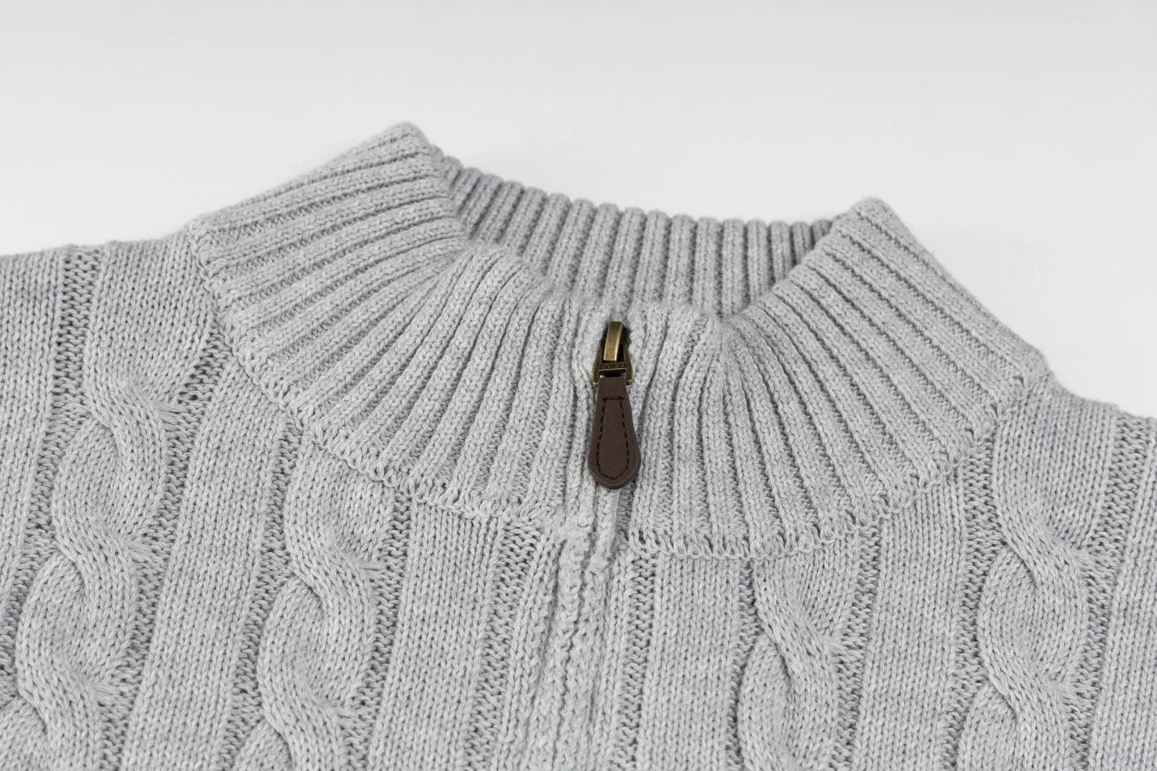 P236 #R92 RALPH LAUREN Ralph Lauren fifteen colors classic small label embroidery logo turtleneck pullover half-zip knitted cable sweater with high-density LOGO embroidery on the chest and original customized tag accessories. Made of pure cotton yarn, pure cotton is skin-friendly and comfortable, small label war horse embroidered twist turtleneck sweater 🐎 high quality, follow the blogger to learn how to wear it! Let’s buy a Ralph Lauren cable sweater. It’s a super hard-to-find series after it became popular. It’s hard to find one on the official website. It’s simple and practical to wear, with a lazy and loose feel. The thickened fabric has more texture, feels soft and delicate, and has a loose fit. Whether worn alone or layered, you can wear different styles of fashion with just one piece!   Size：XS S M L